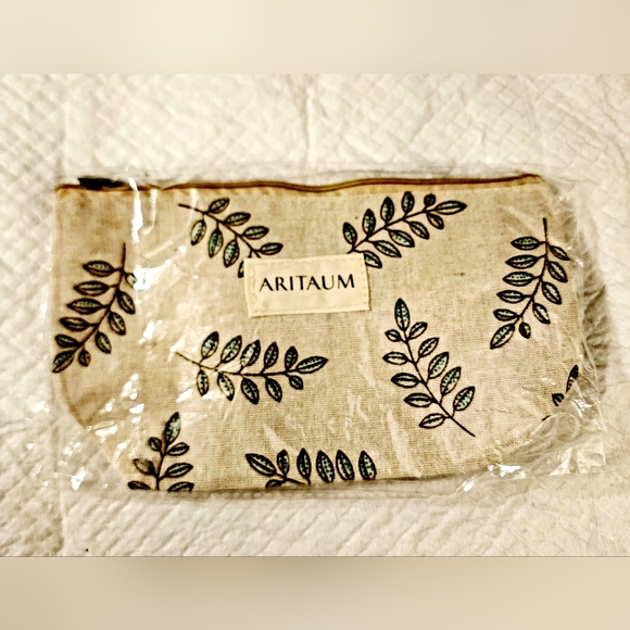 NWT Aritaum linen fern leaf and cream makeup pouch - Picture 1 of 5